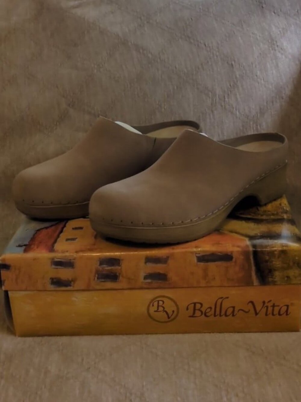Bella Vita Motto Women's Suede Leather Clogs Almond Tan Sz 8.5 NIB Comfort Mule